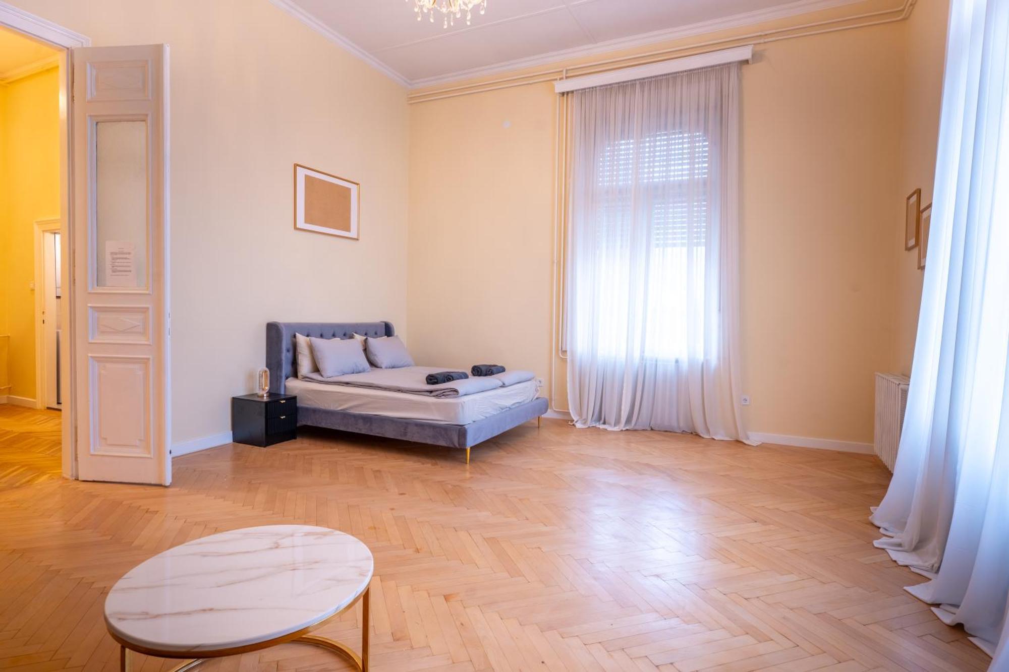 Heroes' Square Apartment *