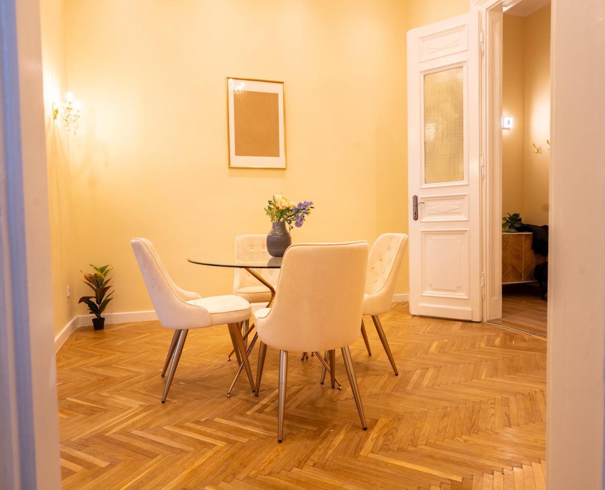 Apartment Heroes' Square *